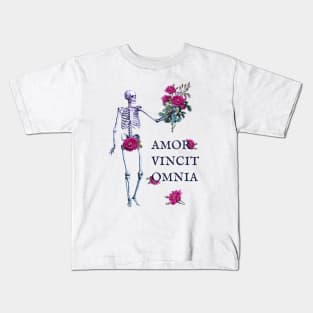 Amor Vincit Omnia skeleton and roses white Kids T-Shirt